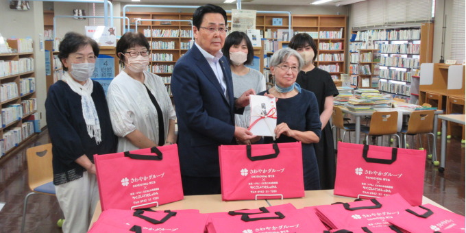 さわやかグループ様より図書館バッグを寄贈していただきました！2024.9